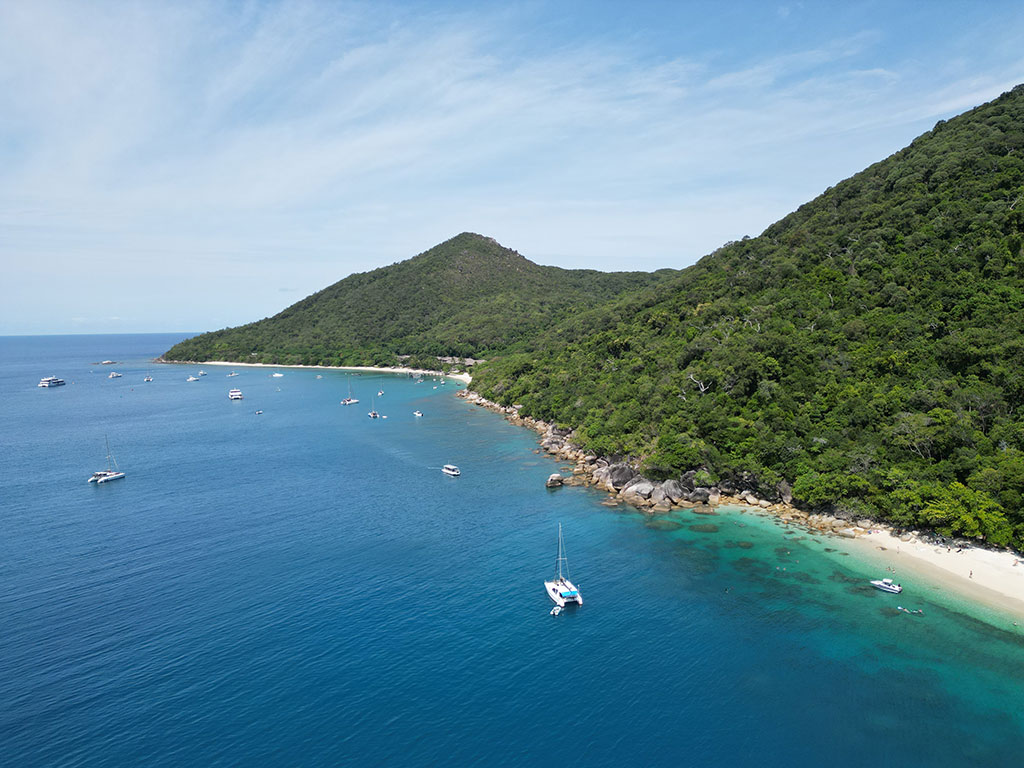 Sunlover  Reef & Fitzroy - Nudey Beach